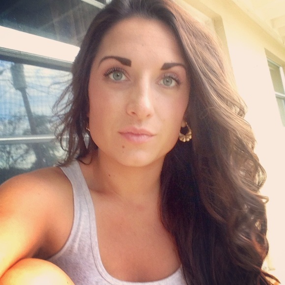 Profile Picture of Nicole Carlascio (@ncarlascio) on Poshmark
