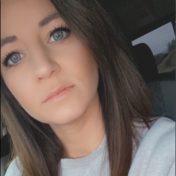 Profile Picture of Felicia Tesner (@feliciatesner) on Poshmark