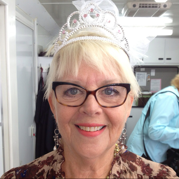 Profile Picture of Linda Schonning (@lindashadows) on Poshmark