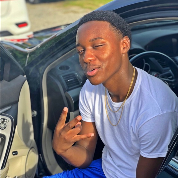 Profile Picture of Darius Mack (@dmack20) on Poshmark