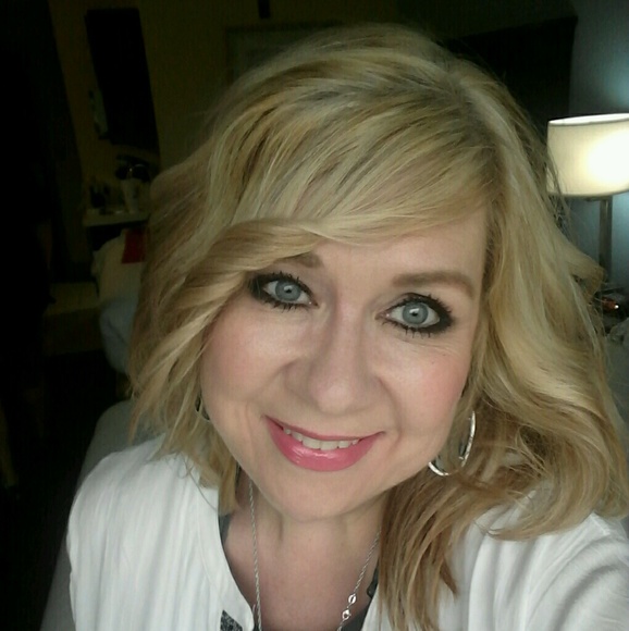 Profile Picture of Ann-michele Klecka (@chellyk) on Poshmark