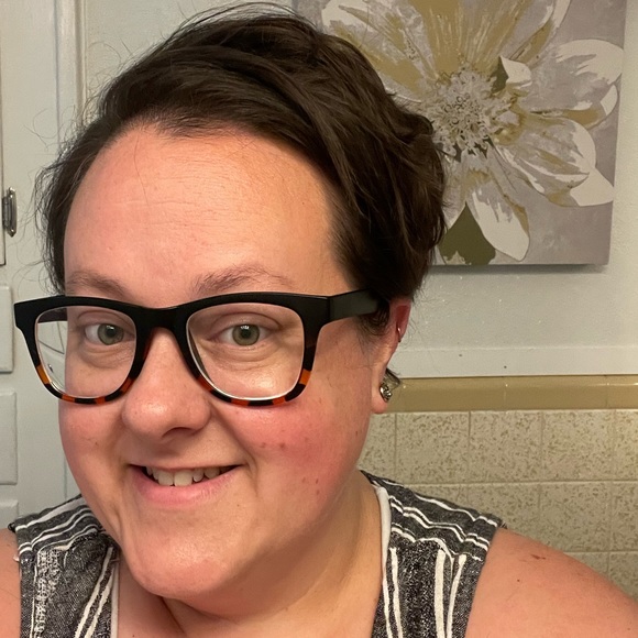 Profile Picture of Amy 🧣🧤👒👜👛👝💍👡👠🥿👢 Sherfield (@pr8ttyp1nk) on Poshmark