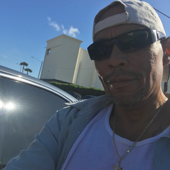 Profile Picture of Robert Cantu (@713cantu) on Poshmark