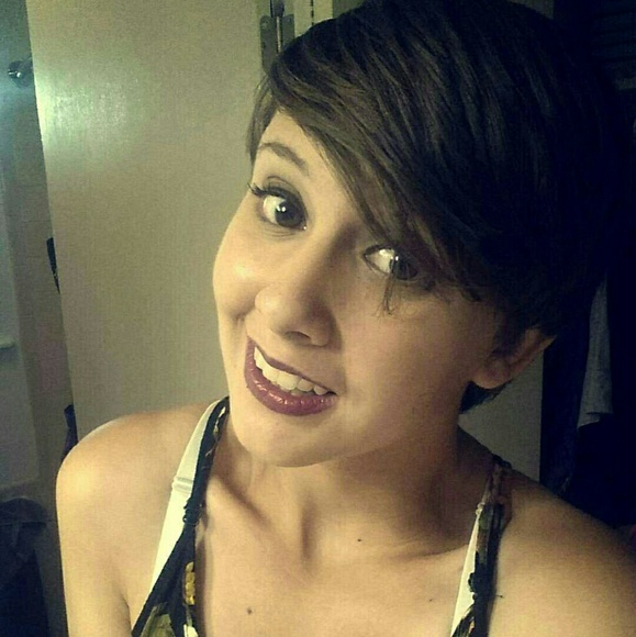 Profile Picture of Robinne Rios (@robinne) on Poshmark