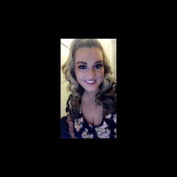 Profile Picture of Monica Janssen (@mjanssen75667) on Poshmark