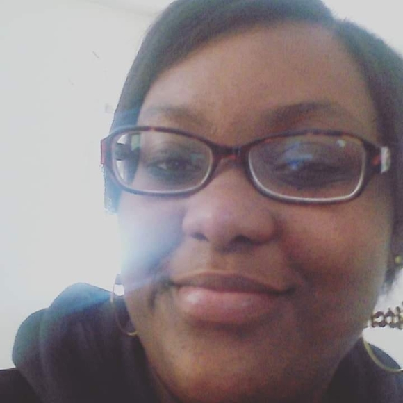 Profile Picture of Farrah Laster (@flaster) on Poshmark