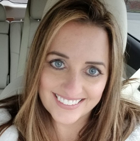 Profile Picture of Lori Burgess (@rxdrlori) on Poshmark