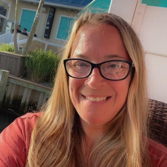 Profile Picture of Elizabeth Buswell nimons (@lnimons) on Poshmark