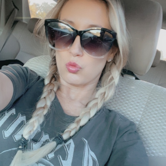 Profile Picture of April Gannom (@aprilgannom) on Poshmark