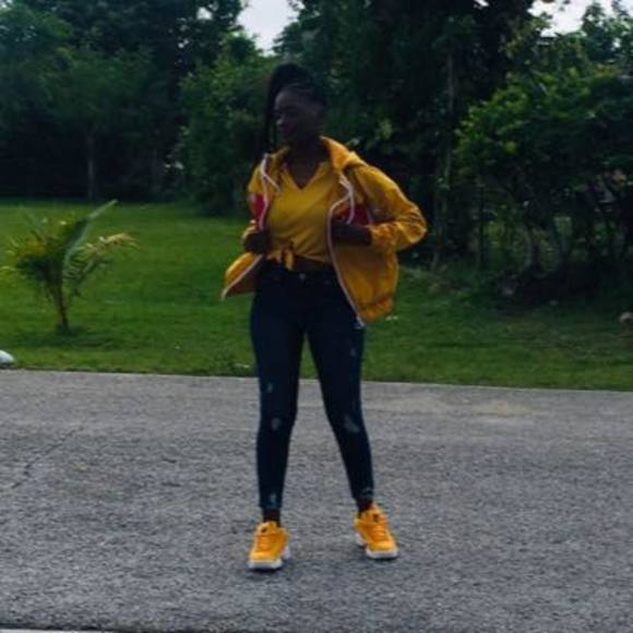 Lovena Lovena - Poshmark Profile Picture of Lovena Lovena (@dadoolove) on Poshmark