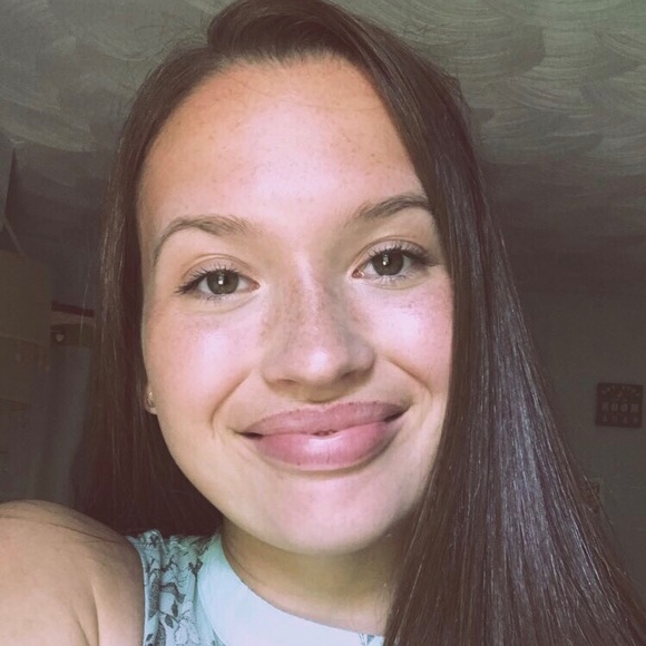 Profile Picture of Madisynn Overholts (@madioverholts) on Poshmark