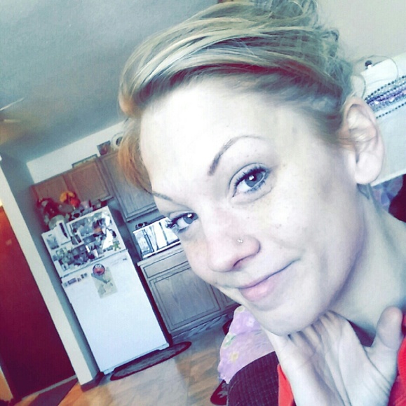 Profile Picture of Danielle Arneson (@buckie89) on Poshmark