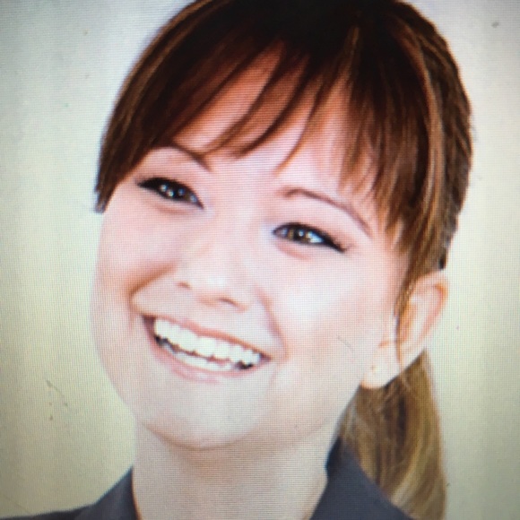 Profile Picture of Lisa Zellers (@sweetbutsavvy1) on Poshmark
