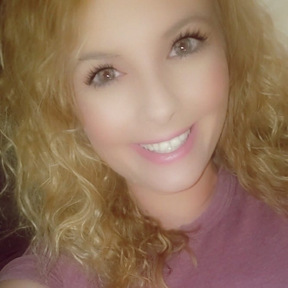 Profile Picture of Amanda Sherwin (@amandasherwin) on Poshmark