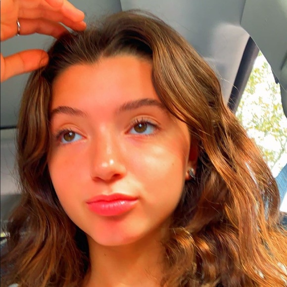 Profile Picture of Ellie Papraniku (@lowkeyellieee) on Poshmark