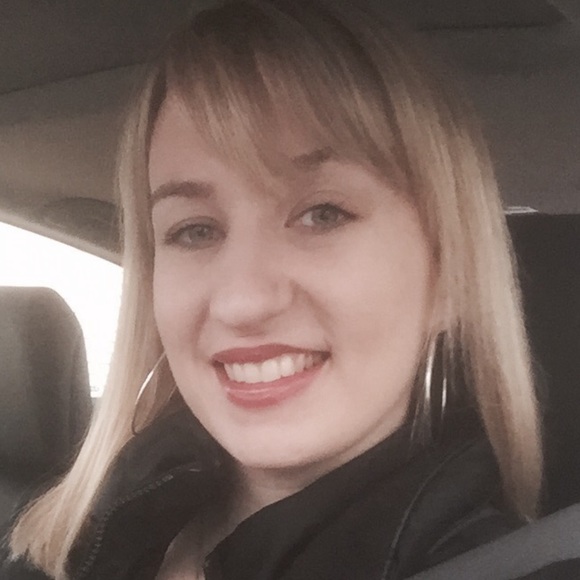 Profile Picture of Lauryn Wolfe (@misslaurynw) on Poshmark