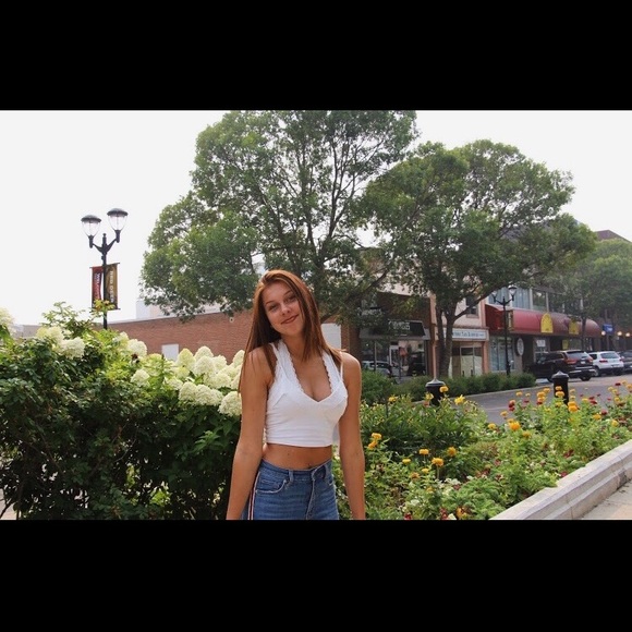 Profile Picture of Ashley Kitzler (@ashleykitzler) on Poshmark
