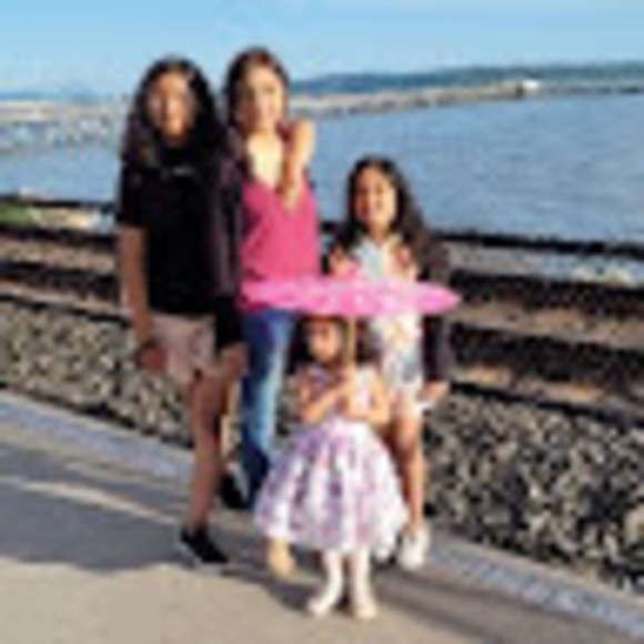 Profile Picture of Nina Badyal (@nina_badyal) on Poshmark