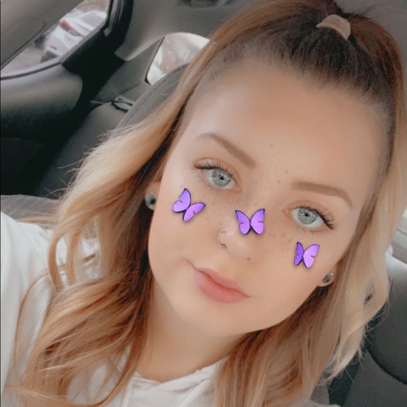 Profile Picture of Ashley Geertsen (@ashleywhiting64) on Poshmark