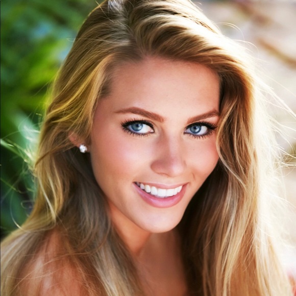 Profile Picture of Abby Fucik (@abbyfucik) on Poshmark