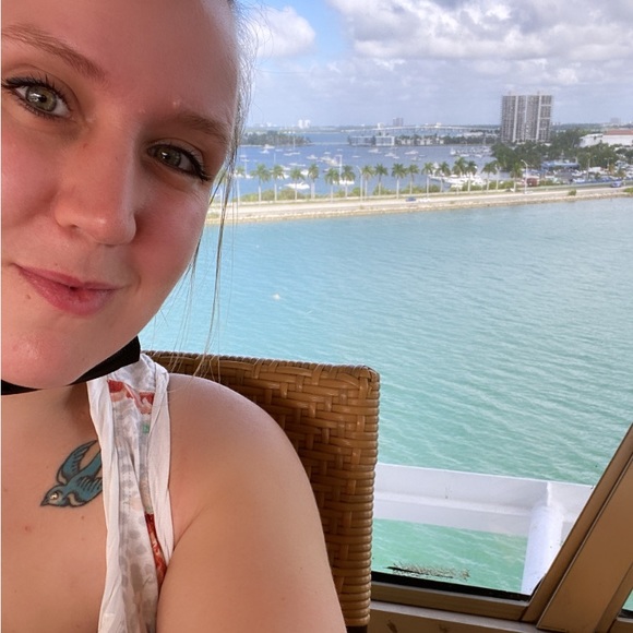 Profile Picture of Loren Henthorne (@lehenth) on Poshmark