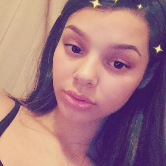 Profile Picture of Amber gurule (@breezy1er) on Poshmark