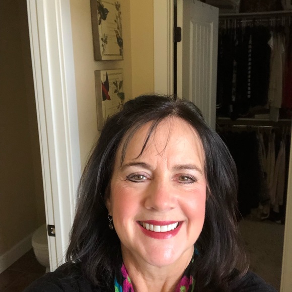 Profile Picture of Stacey Norseth (@mialauren1) on Poshmark