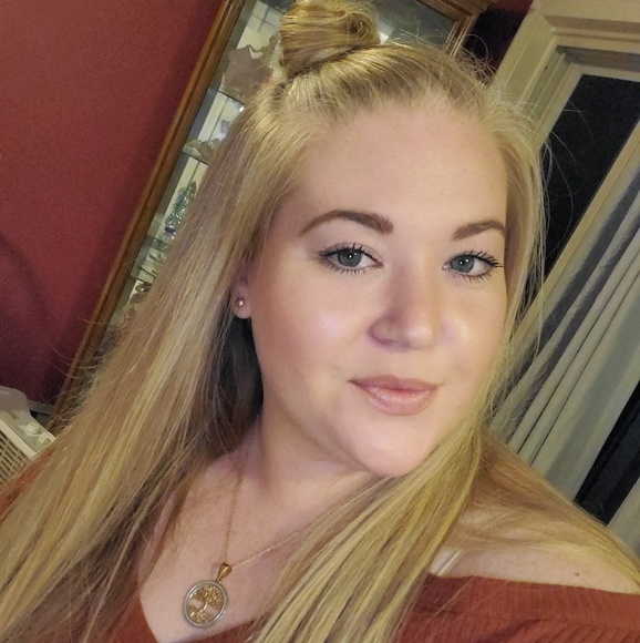 Profile Picture of Christina Fryns (@christinafryns) on Poshmark