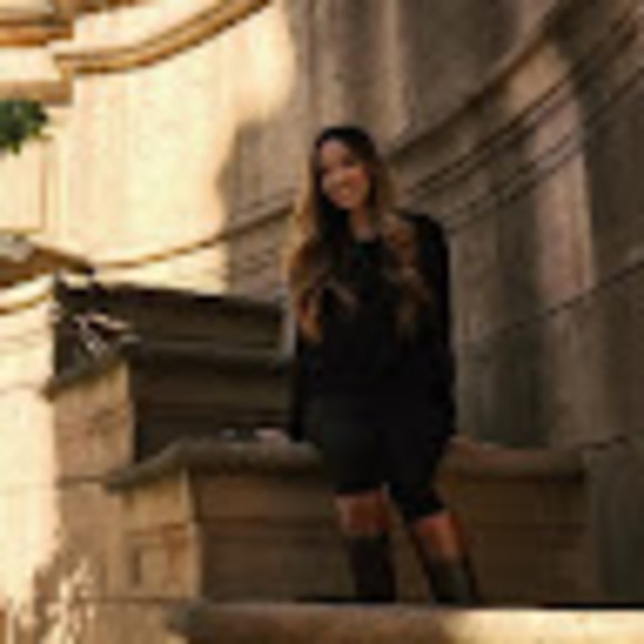 Profile Picture of Nhung Nguyen (@nhungnguyen447) on Poshmark