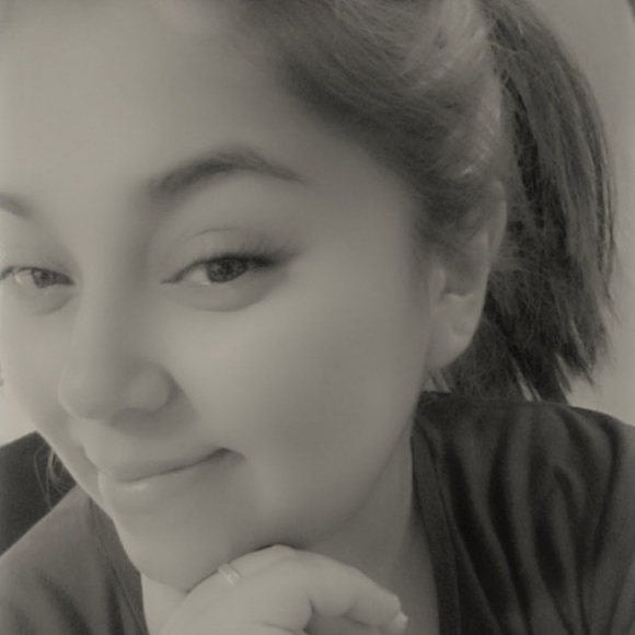 Profile Picture of Gloria Barron (@glorisz90) on Poshmark