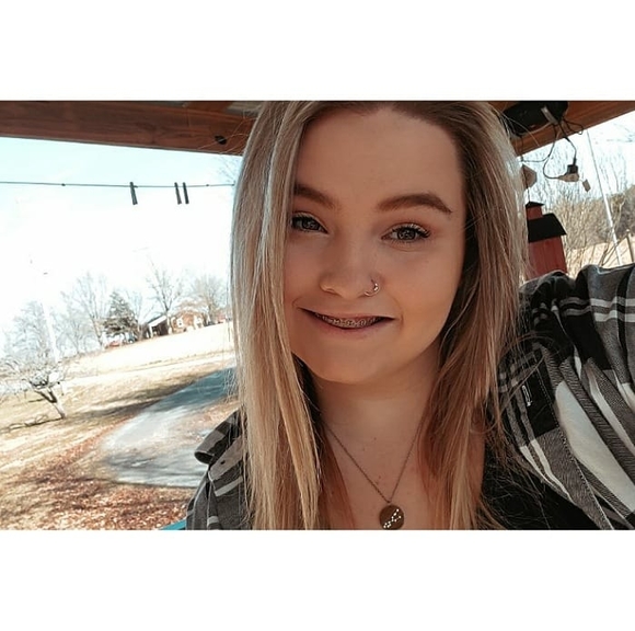 Madison Rowe - Poshmark Profile Picture of Madison Rowe (@maddyroro152) on Poshmark