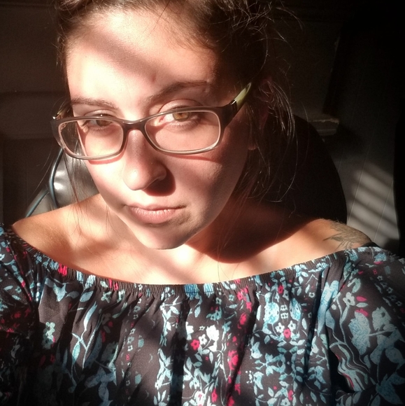 Profile Picture of Amanda Dart (@fatalaxemishap) on Poshmark