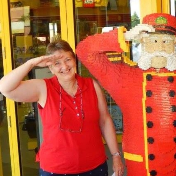 Profile Picture of Shari Gillette (@sharigillett276) on Poshmark