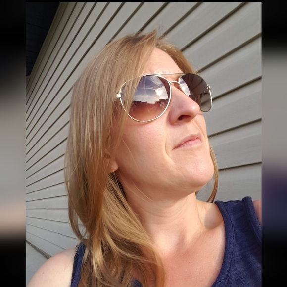 Profile Picture of Leeanne Clish (@leecee0402) on Poshmark