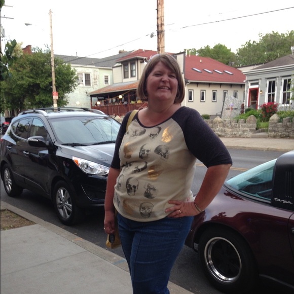 Profile Picture of Paula Rogers (@paulagee83) on Poshmark