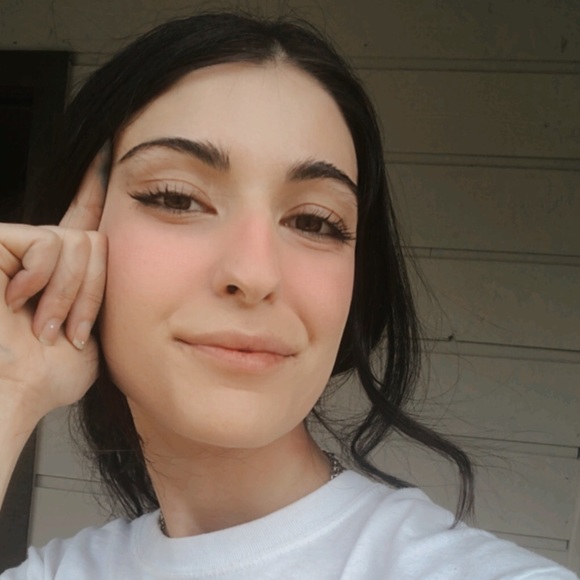 Profile Picture of Yasmin Mahdavi (@yasminmahdavi92) on Poshmark