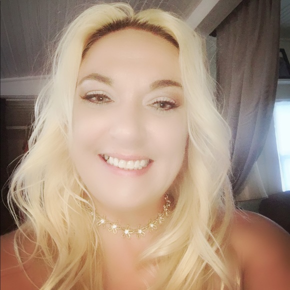 Profile Picture of Mariell Genovesi (@mariell03) on Poshmark