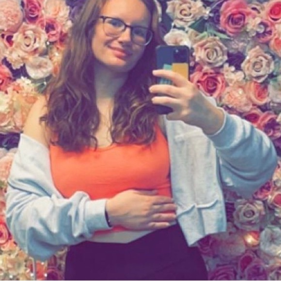 Profile Picture of Julia Gannon (@jmgannon1722) on Poshmark