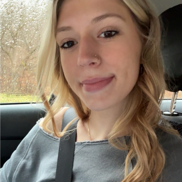 Profile Picture of Emma Nolff (@emmanolff) on Poshmark