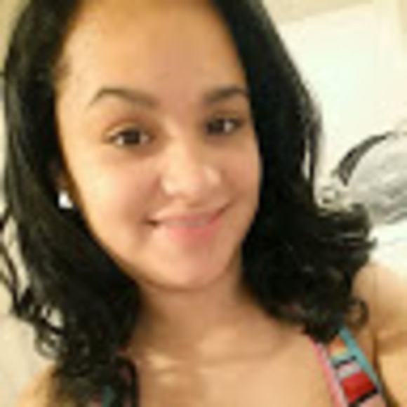 Profile Picture of Sheyraliz Rohena (@sheylaperez40) on Poshmark