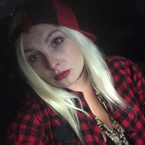 Profile Picture of Danielle Perry (@zeldasmama2016) on Poshmark