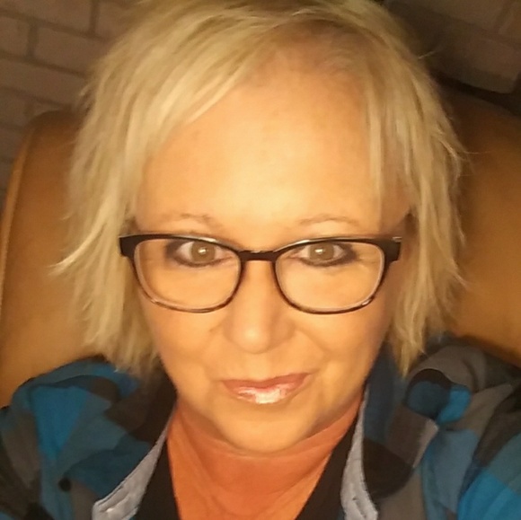 Profile Picture of Janelle Schmeling (@nellie5678309) on Poshmark