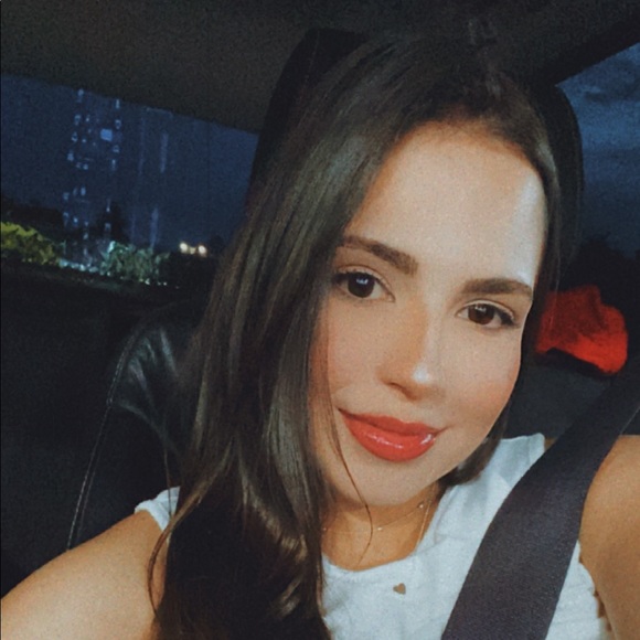 Profile Picture of Danielle Nascimento (@daninscmtt) on Poshmark