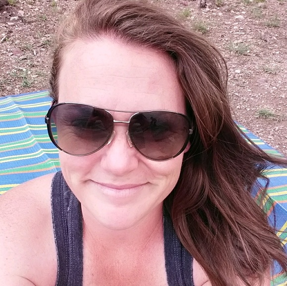 Profile Picture of Amanda Holliday (@amandaholliday) on Poshmark