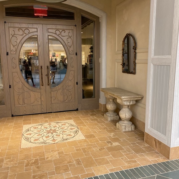 Profile Picture of Frenchell Leedort (@frenchelll) on Poshmark