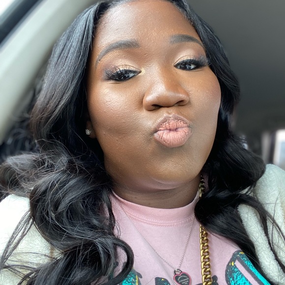 Profile Picture of Omnee Readus (@ms_omnee) on Poshmark