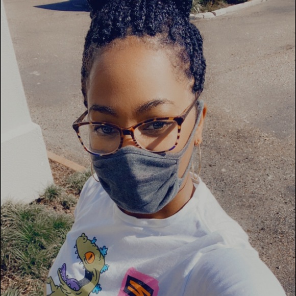Profile Picture of Yolanda Bates (@lienypooh89) on Poshmark