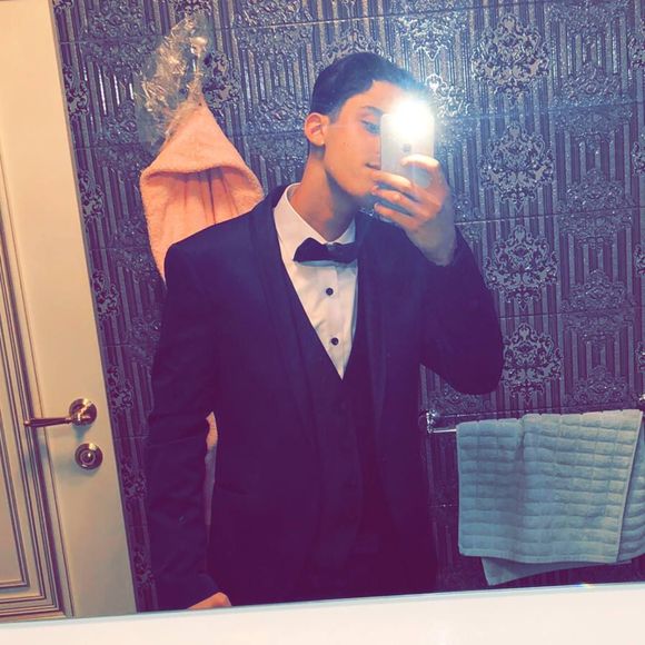 Profile Picture of Michael Rubin (@cashmeoustide) on Poshmark