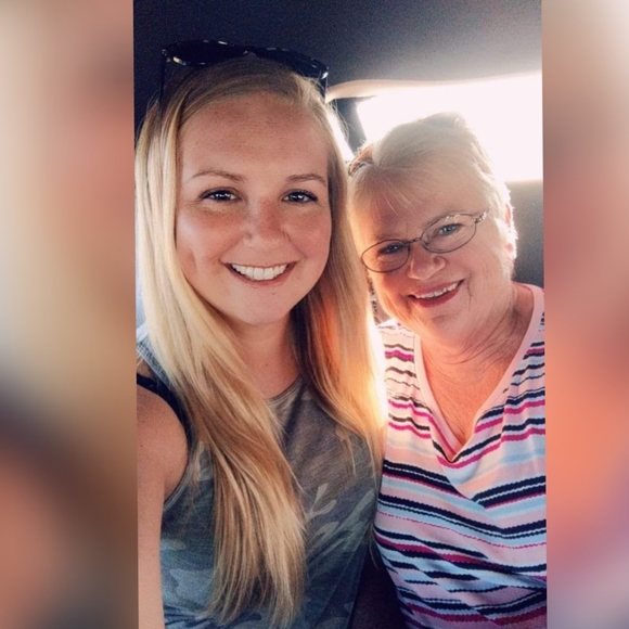 Profile Picture of Kristen Zemaitis (@kristenzemaitis) on Poshmark