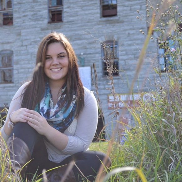 Profile Picture of Carlee Obermaier (@carleeedale) on Poshmark